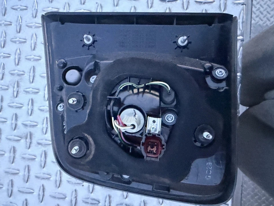 26555-5ZU2A OEM Nissan montaje lámpara de respaldo trasero izquierdo Nissan Armada 2017-2020 Foto 2 de 3