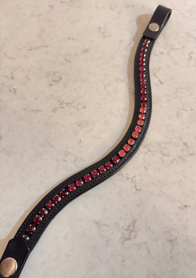 Cinta para cejas a presión de cuero negro - pedrería cosida a mano - rosa ombré   Foto 3 de 4