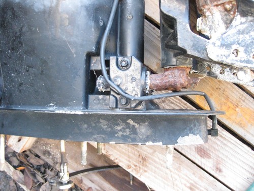 2005 Mercury 90hp 4 stroke Mid-section with bracket and trim motor - Picture 4 of 10