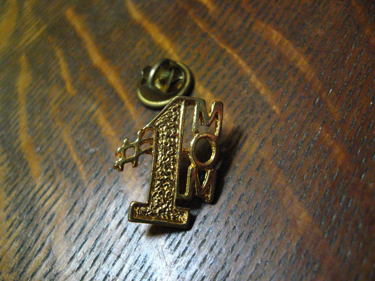 *¨*•.¸ぴつけママ•*¨*•.¸ Number One Mom Vintage Lapel Pin - #1 Mom Mother Mama Mother's Day