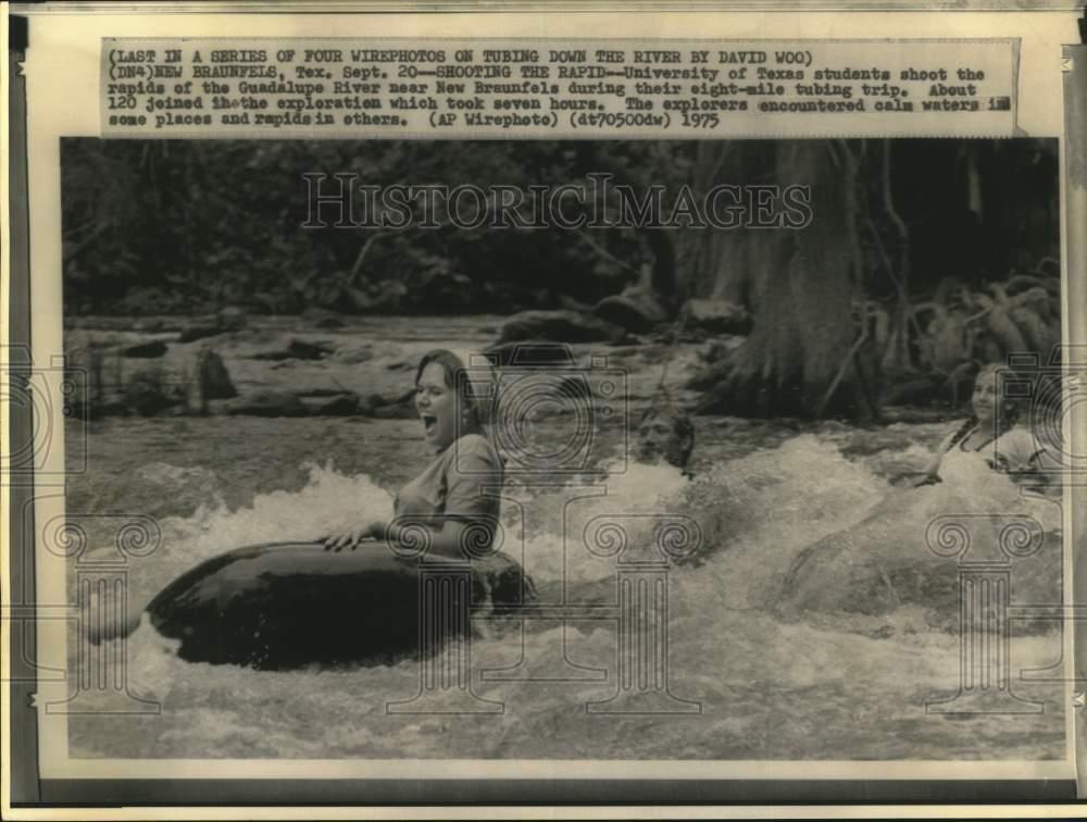 1975 Press Photo U of TX students shoot Guadalupe River rapids in