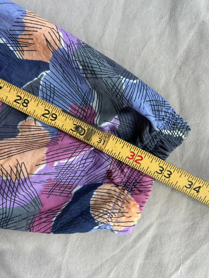 Jaqueta corta-vento vintage anos 90 Y2K Reebok Wms L estampa abstrata capuz streetwear - Imagem 3 de 4