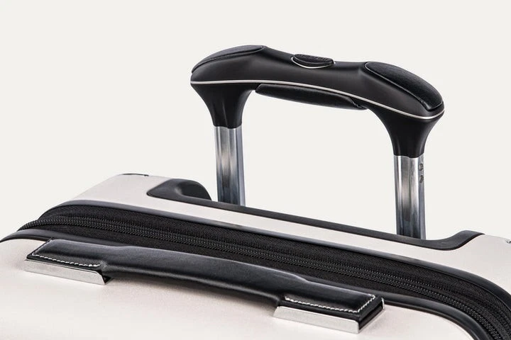 Travelpro® x Travel + Leisure® Maleta giratoria arena blanca Foto 4 de 4