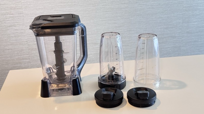 1.5L Blender Pitcher w/ Lid, 2 Cups & 2 Blade Lids Set (5) Clear/Black