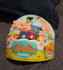 Familia Lil Woodzeez 4 figuras y libro de cuentos familia cerdo nuevo en paquete