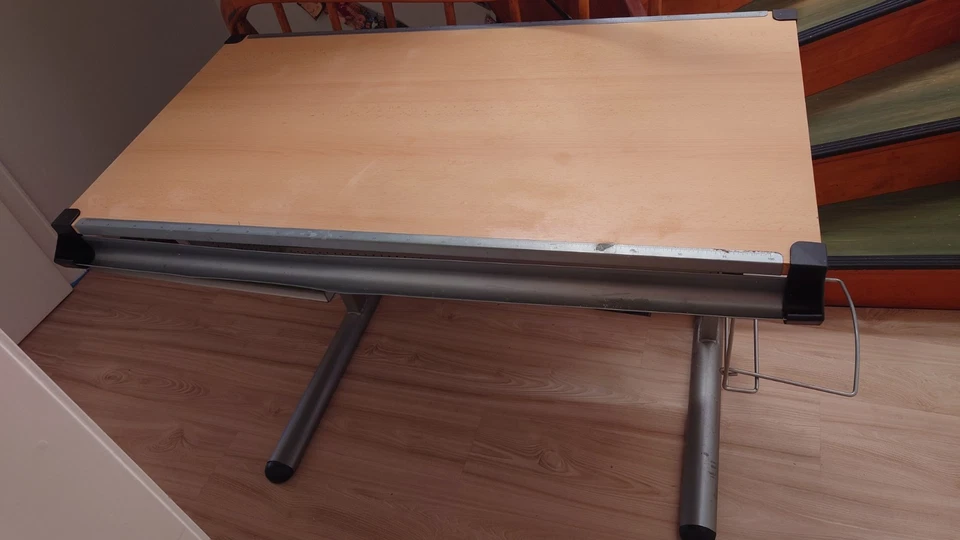 Schreibtisch Für Schüler:In Holz- und Metalloptik