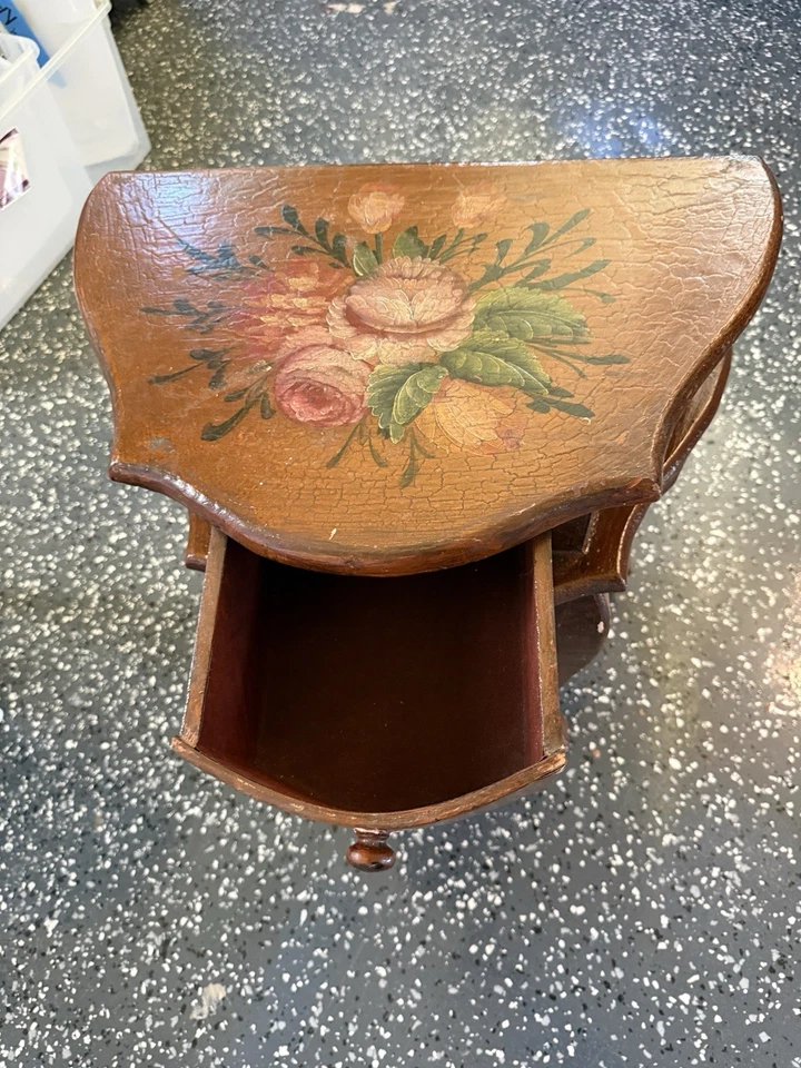 Mesa auxiliar de madera antigua Foto 2 de 4