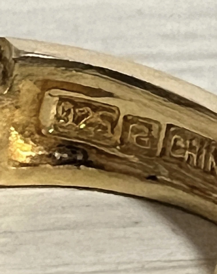 Pendientes de aro Huggie de esmeralda de plata de ley Vermeil de oro de 18 quilates Ross Simons Foto 3 de 4