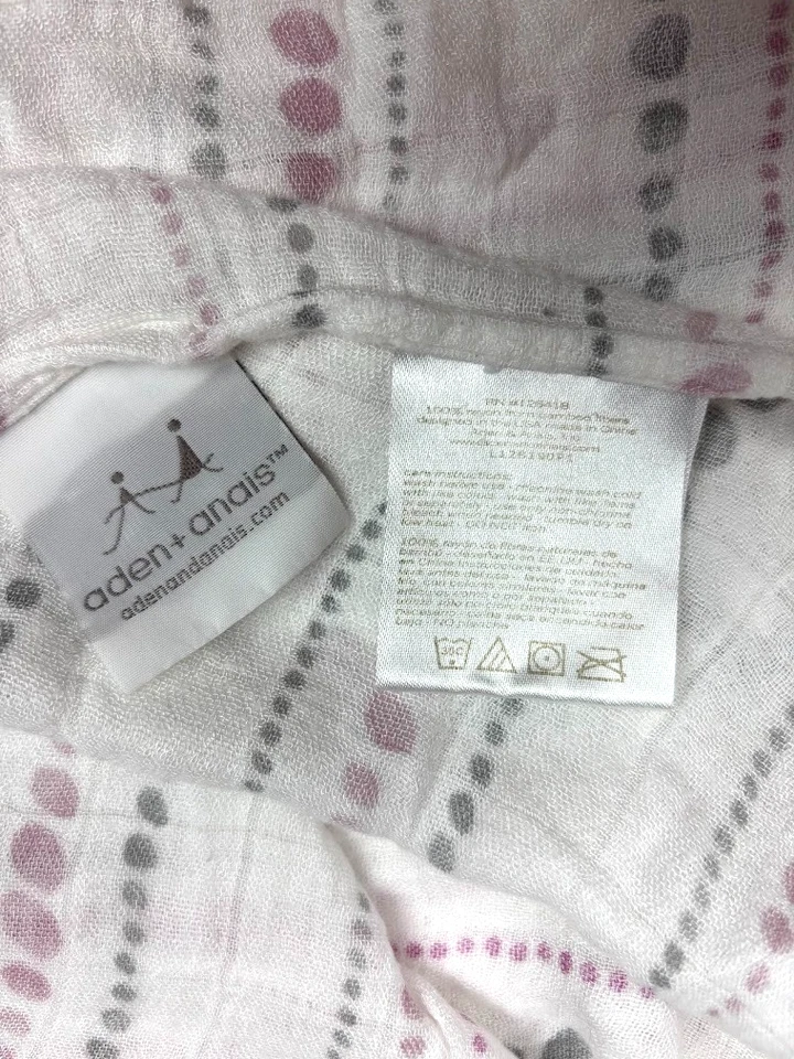 Aden + Anais 竹粉色灰色白色宁静珠襁褓毯和女孩 — 第 2/3 张图片