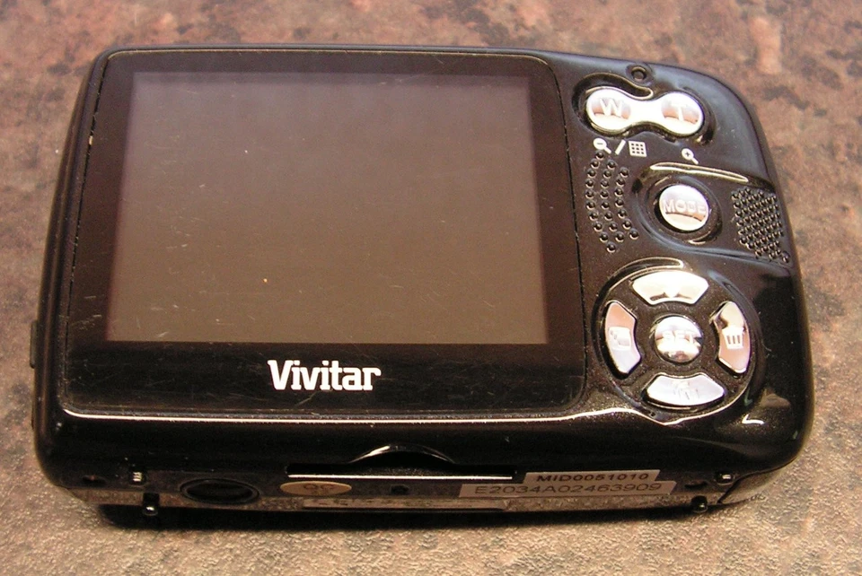 VIVITAR VIVICAM 7024 DIGITAL CAMERA - 7.1MP SD AAA Batteries - Fully Working - Image 4 of 4