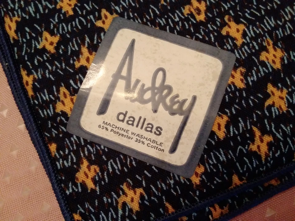 Linens 4 NWT Vintage Audrey Dallas Abstract Geometric Fabric Dinner Napkins - Image 4 of 4