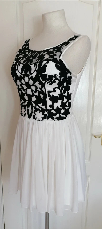 Vestido de patinador de encaje blanco y negro para damas Lipsy Reino Unido 14 EE. UU. 10 ocasión fiesta boda Foto 2 de 4
