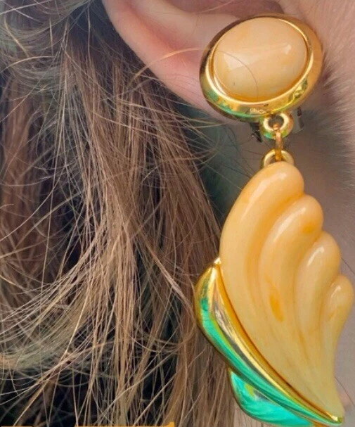 Pendientes colgantes vintage años 80 clip en ala de pluma dorada y crema Foto 3 de 3