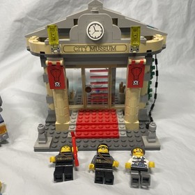 LEGO City 60008 Museum Break-In As Is with Extra Minifigures + Jester cas437