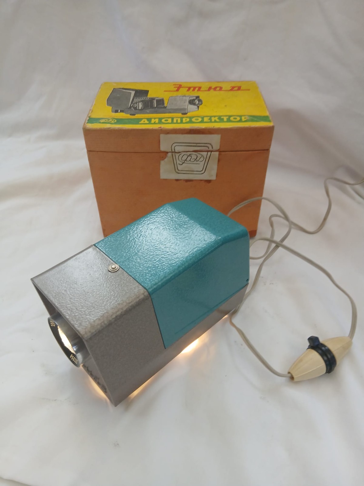 Boxed Etude USSR still slide projector. True collectors item.Fantastic condition