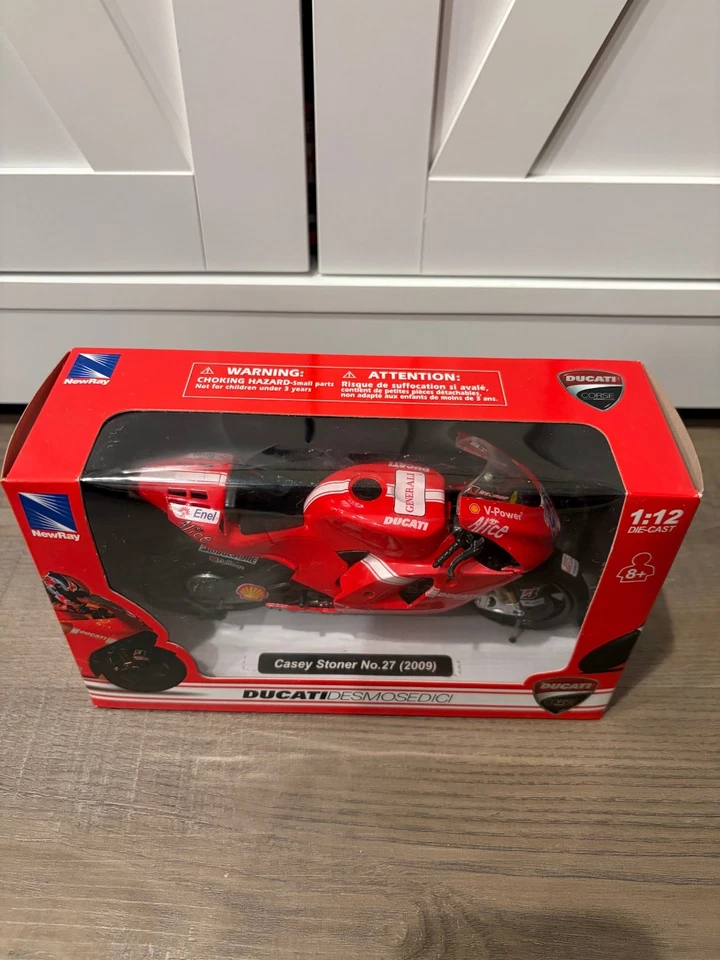 Nuevo Ray 2010 1:12 diecast DUCATI COURSE Desmosedici Casey Stoner No. 27 (2009) Foto 2 de 4