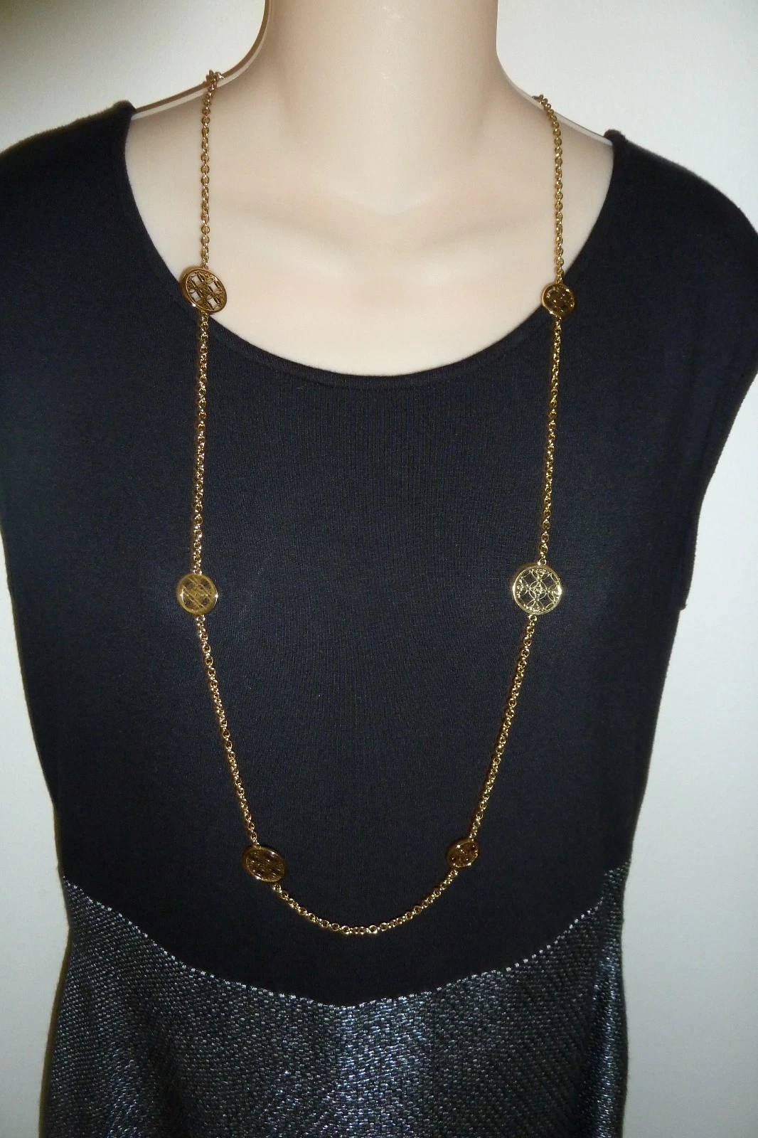 Collana con ciondolo stazione disco monogramma aperto Michael Kors MKJ4479710 nuova con etichetta