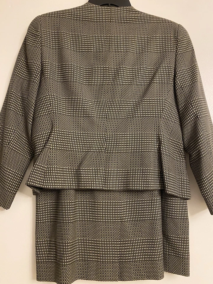 Vintage Women’s Giorgio Armani Skirt Suit Size 46 (12) Olive Green - Image 4 of 4