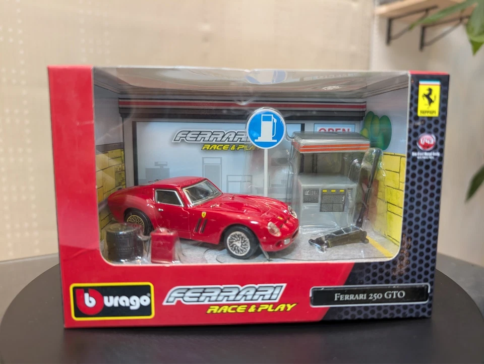 Bburago 1/43 Ferrari 250 GTO Race & Play Garage Set modellino auto pressofuso... - Immagine 4 di 4