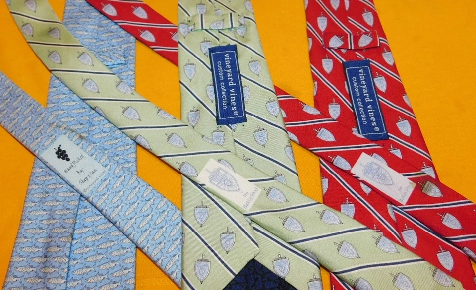 BOY'S LOT OF 3 VINEYARD VINES MADE IN USA BLUE/GREEN/RED TIES - NECK TIES. - Image 2 of 4