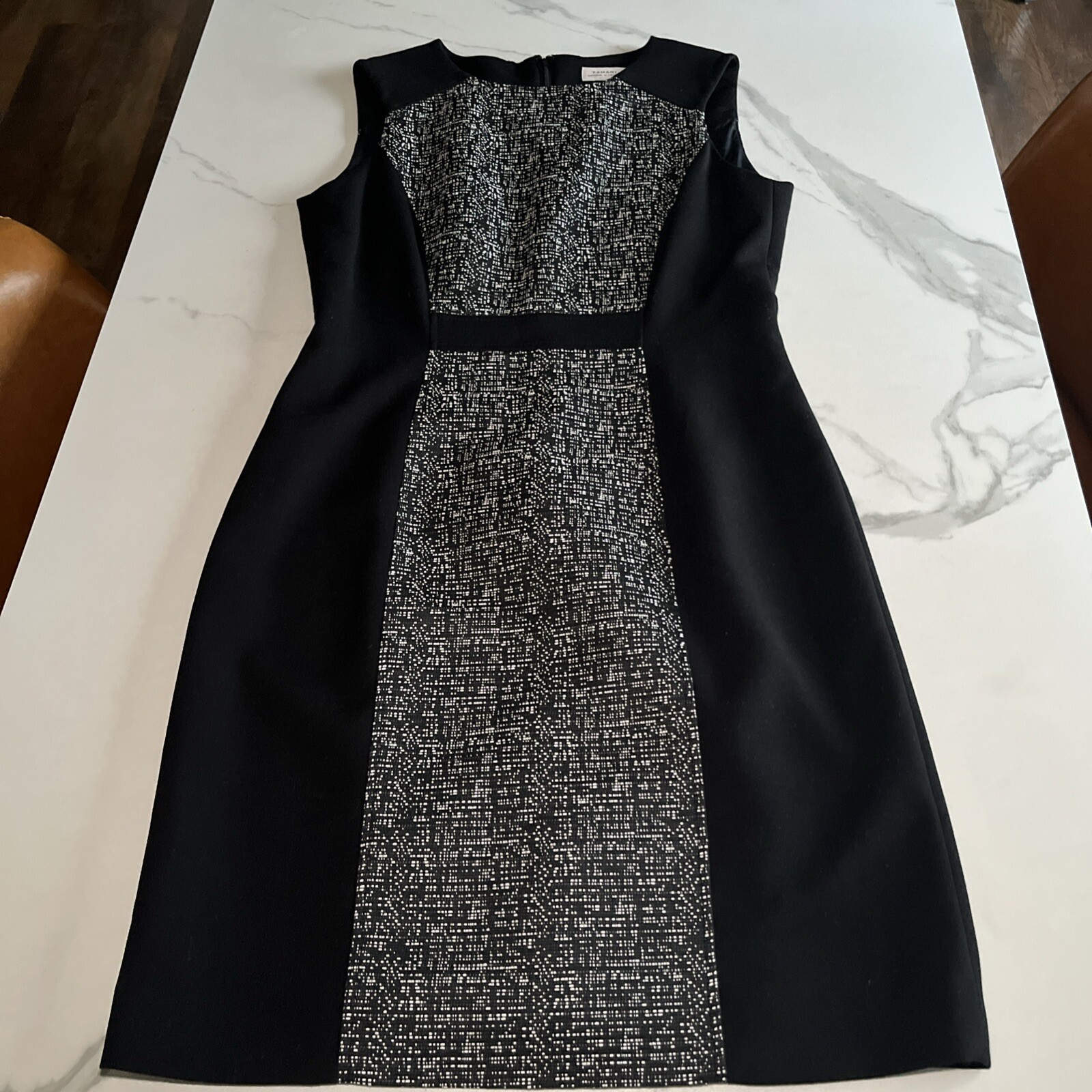 TAHARI Black White Knit Sleeveless Sheath Dress Knee Length Career Sz 10 EUC