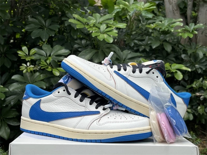 Fragment Design x Travis Scott x Jordan 1 Low OG SP 'Sail Military Blue' Foto 2 de 4