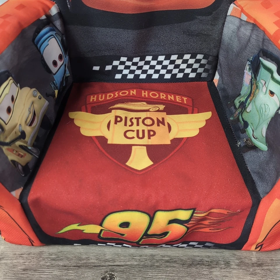 Silla para niños pequeños de espuma de felpa Lightning McQueen de Disney Cars retirada RARA roja Pixar Foto 4 de 4
