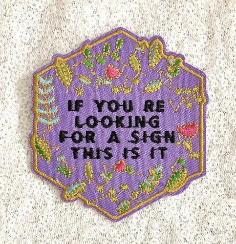 Looking For A Sign Purple Love Destiny Floral Embroidered Iron On Patch Sew On - 第 1/1 張圖片