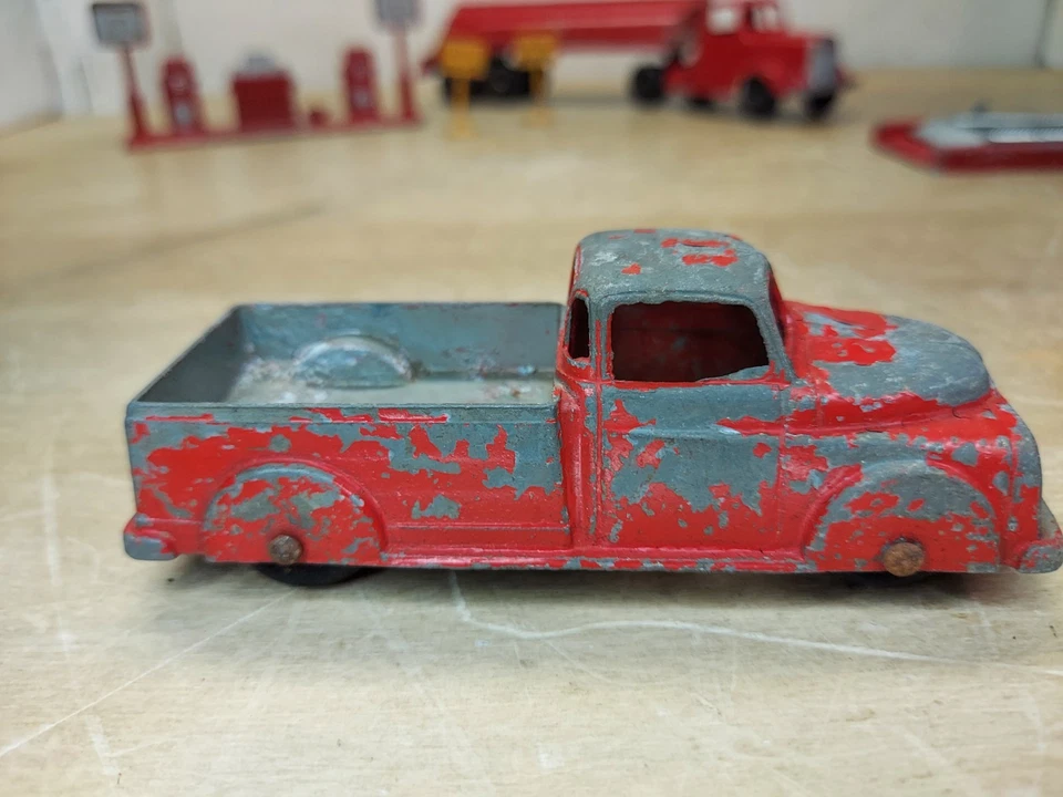 Conjunto de posto de gasolina brinquedo Tootsie vintage 7 peças brinquedos de aço prensado década de 1950 bombas-tanque elevador - Imagem 4 de 4