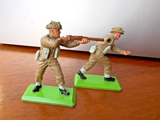 1973 Britains Deetail WW2 Lot of 2 British Infantry advancing w rifles, no arm
