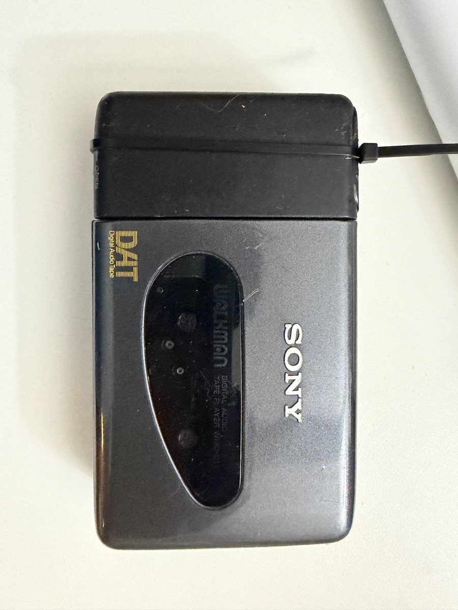 Sony WMD-DT1 Portable DAT Player Junk for Parts Remote Earphones