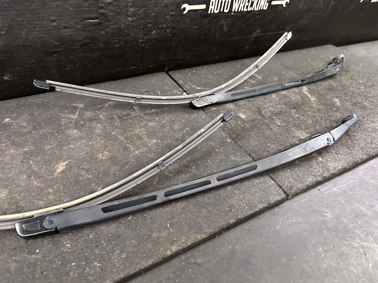 03-10 BENTLEY CONTINENTAL LEFT & RIGHT WINDSHIELD WIPER ARMS