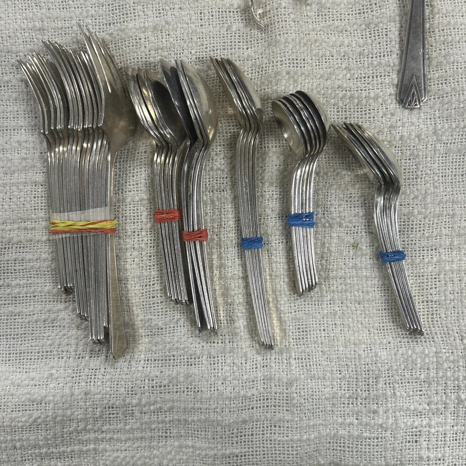 Juego de 64 cubiertos comunitarios de acero inoxidable vintage Foto 3 de 4