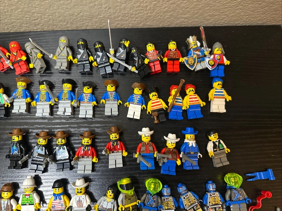Lego Vintage Minifigure Lot Of 110+ Castle, Pirates, Islander, Indian RARE L39 - Image 4 of 4