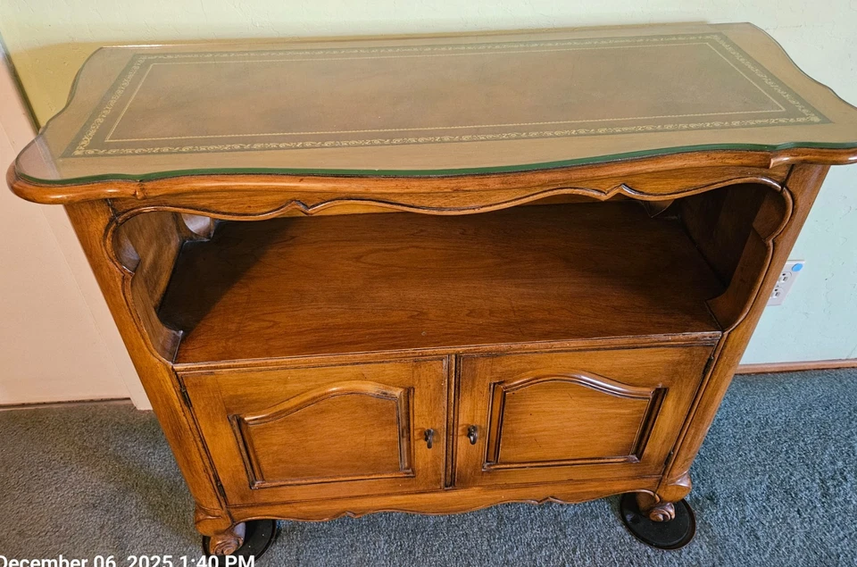 Mesa auxiliar de arce French Country años 50 con tapa de cuero Foto 3 de 4