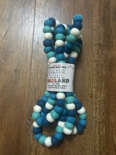 NOWOŚĆ Trader Joe's 100% wełniana filcowana niebiesko-biała girlanda 9 stóp Boże Narodzenie