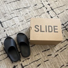adidas Yeezy Slide Onyx Men s US 9 Rubber Slip-On Sandals Logo HQ6448