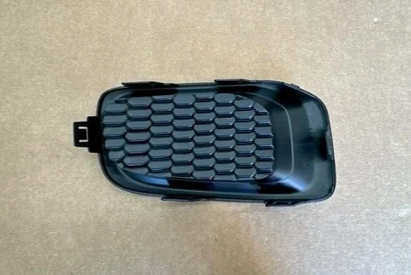 Jeep Renegade 2015-2018 delantero izquierdo lado del conductor negro nido de abeja faro antiniebla agujero enchufe Foto 2 de 3