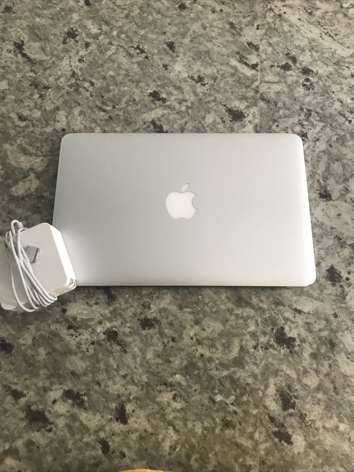 Apple MacBook Air  2013 Core i5 4GB RAM 128GB SSD 11'' original box not included - Image 2 of 4