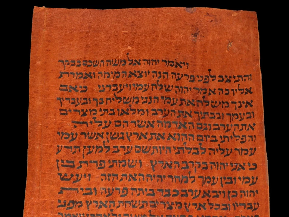 TORAH BIBLE VELLUM MANUSCRIPT FRAGMENT/LEAF 250-300 YRS OLD YEMEN - Image 3 of 4