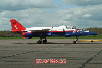 FOTO FLUGZEUG SEPECAT JAGUAR T2A 'XX145' EINE KÜRZLICH EINGETROFFENE 'XX145' WURDE ABGESCHLEPPT D