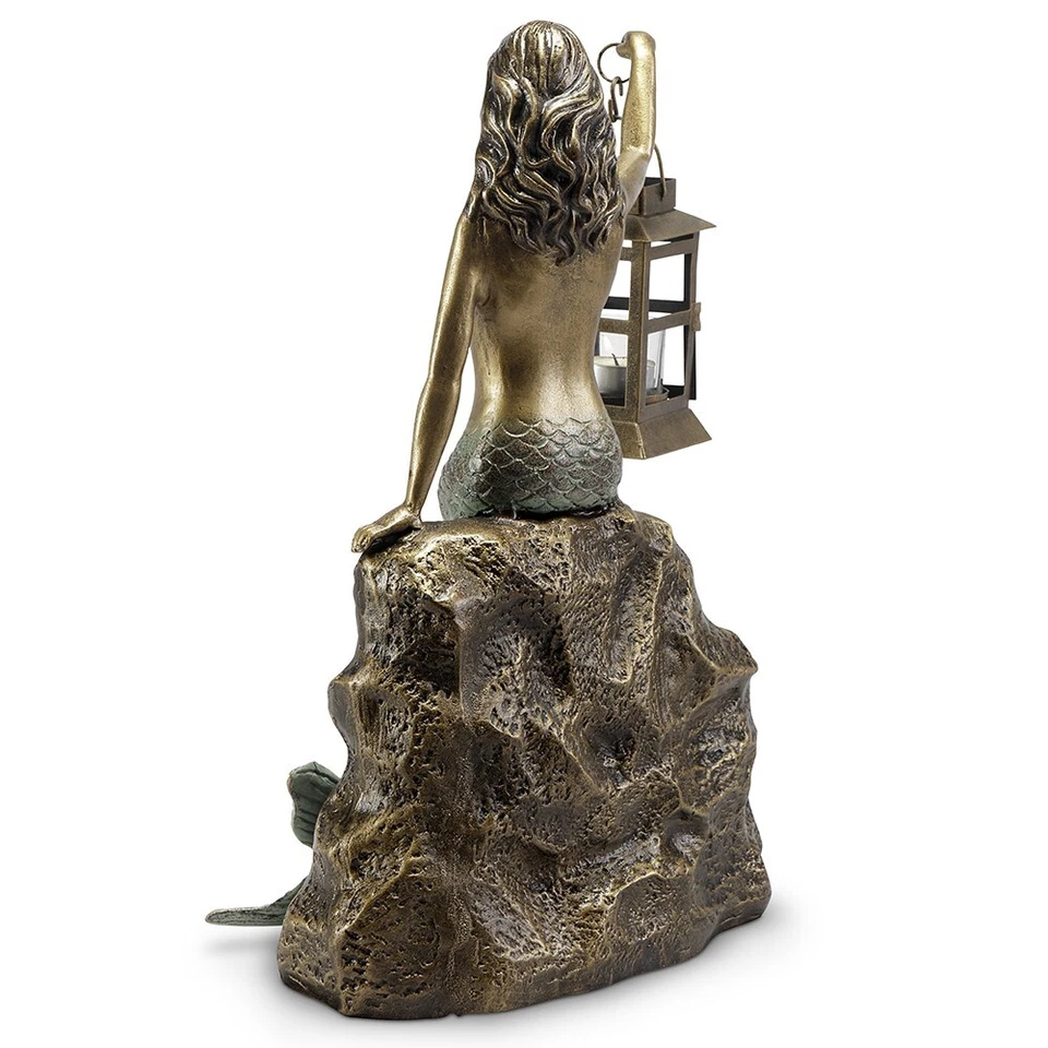 Hermosa sirena junto a la playa sentada en roca trae toque de vida oceánica linterna Foto 3 de 4