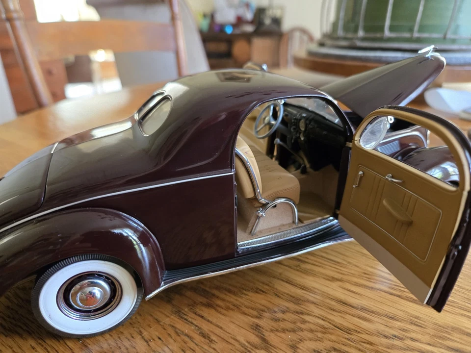 Lincoln Zephyr 1937 escala 100 1/18 Precision Collection diecast Ford Motor Co. Foto 4 de 4