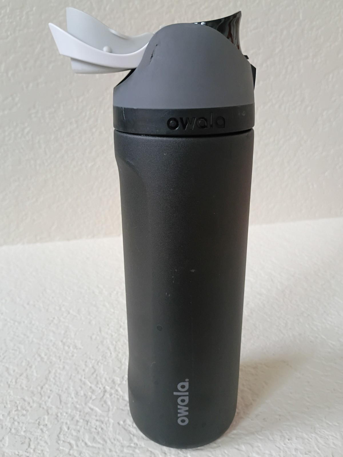 Owala FreeSip 24oz Stainless Steel Water Bottle – Black