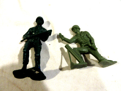 2-VIntage 5 1/2 Plastic Soldiers Flame Thrower/Mortar 1-Tim-Mee 1-Unbranded