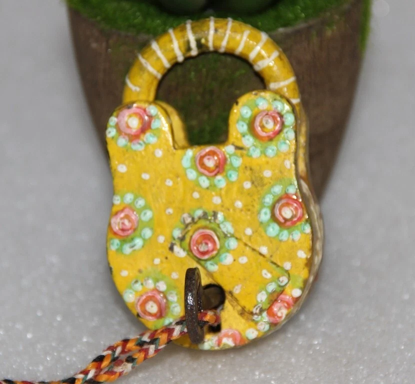 Cerradura y llave antigua de hierro de laca amarilla pintada a mano grabada floral - 14522 Foto 2 de 4