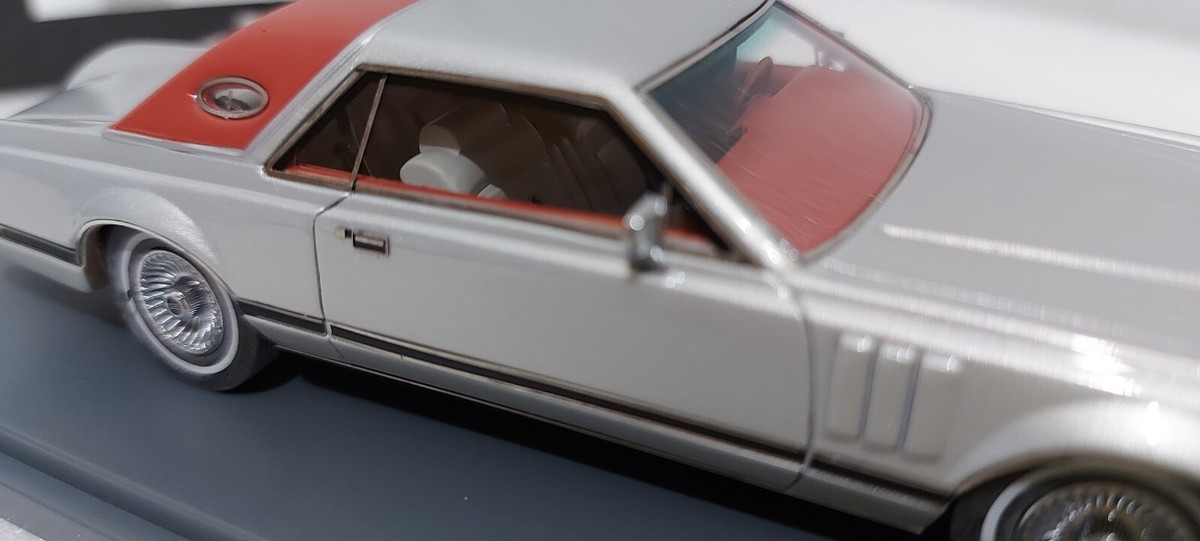Lincoln Continental Mark V Coupe 1978 Silver/Red 1:43 Neo Lincoln Continental Mark V Coupe 1978 Silver/Red 1:43 Neo