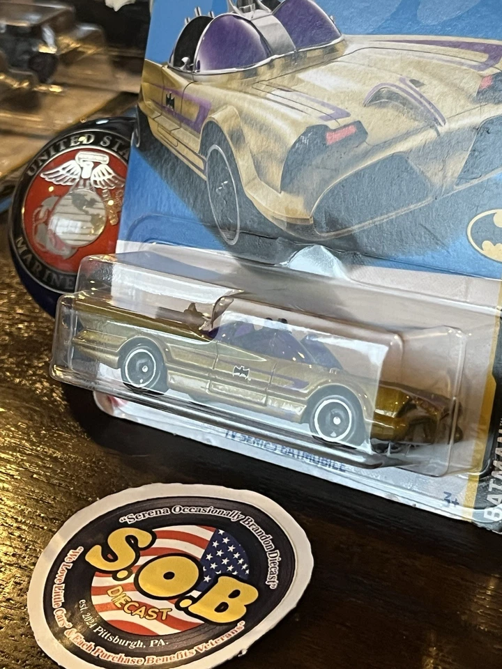 Batimóvil Hot Wheels Batman Serie de TV Dorado Diecast Sellado Casi Nuevo Estado Foto 4 de 4