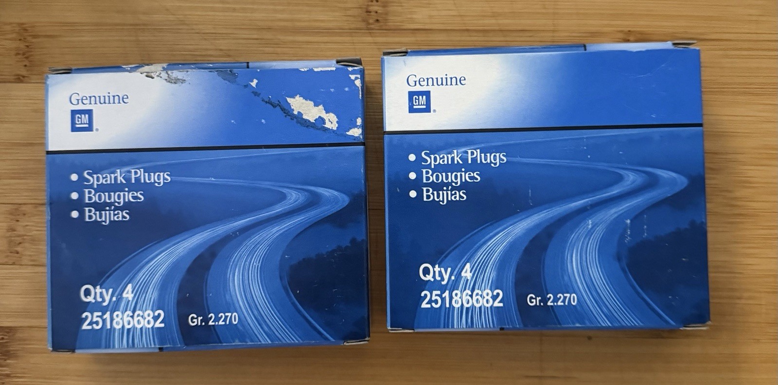 New Genuine GM Conventional Spark Plugs GM #25186682 lot Of 8