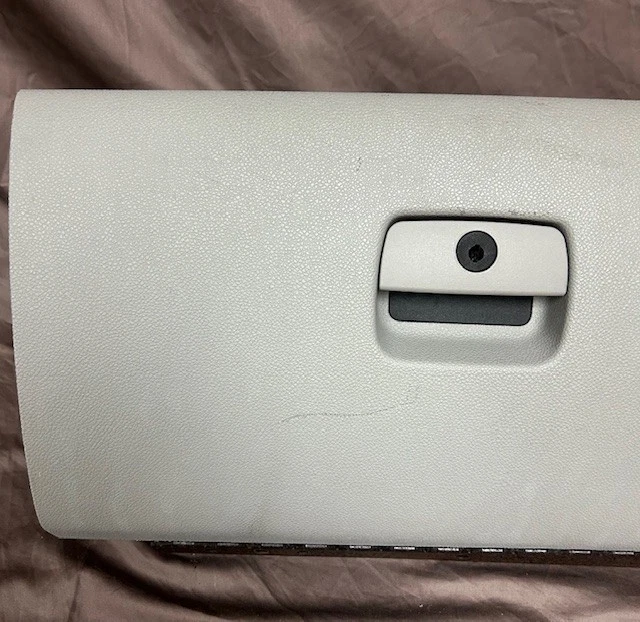 OEM, GLOVEBOX, GM, LIGHT GRAY, 2007-2014 CHEVY TAHOE, SILVERADO, SUBURBAN Foto 3 de 4